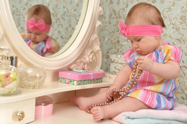 Schattig klein babymeisje voor spiegel
