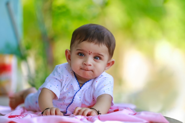 Schattig klein Indiaas kinderportret