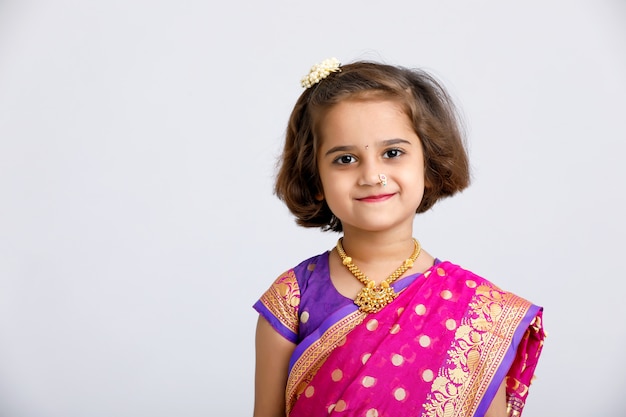Schattig klein Indisch / Aziatisch meisje in traditionele slijtage