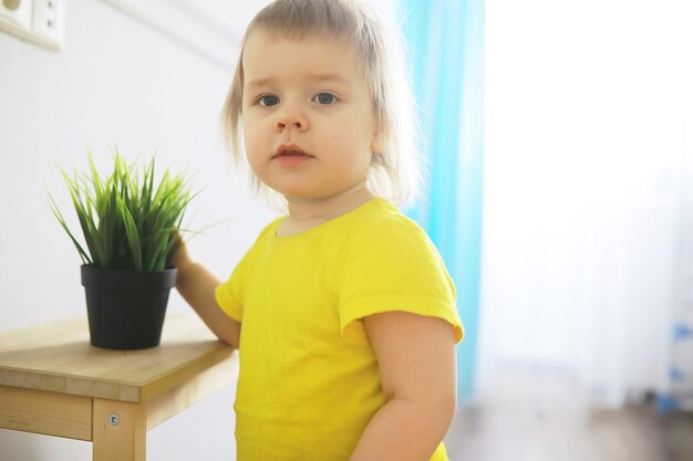 Schattig klein kaukasisch peutermeisje dat thuis plezier heeft kinderen en familie gelukkige jeugd