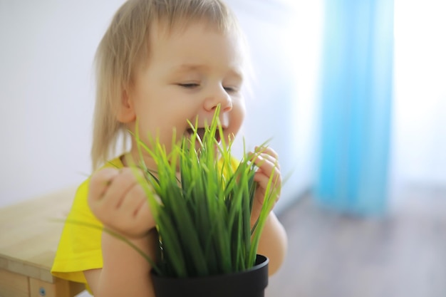 Schattig klein Kaukasisch peutermeisje dat thuis plezier heeft Kinderen en familie gelukkige jeugd