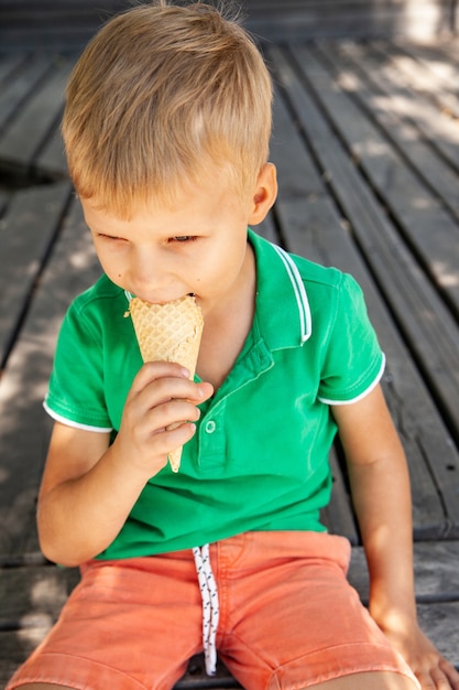 Schattig klein kind dat ijs eet in het park