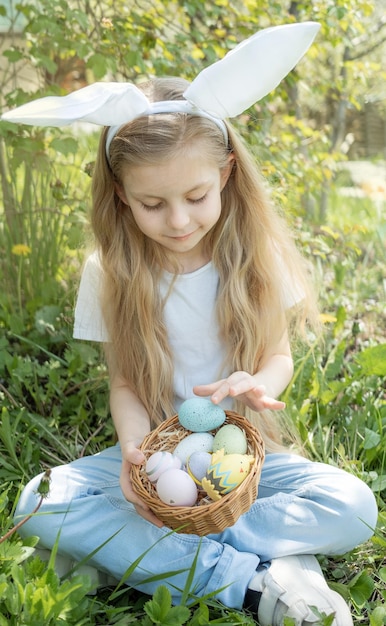 Schattig klein kind met konijnenoren op paasdag