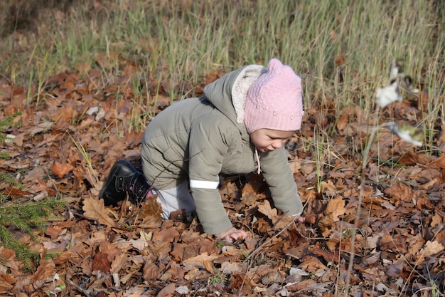 Schattig klein meisje buitenshuis