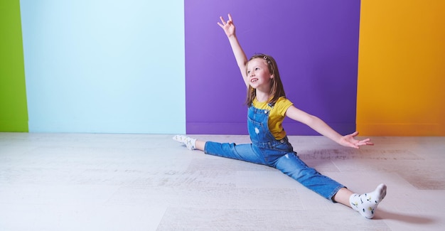 Schattig klein meisje danst ballet thuis