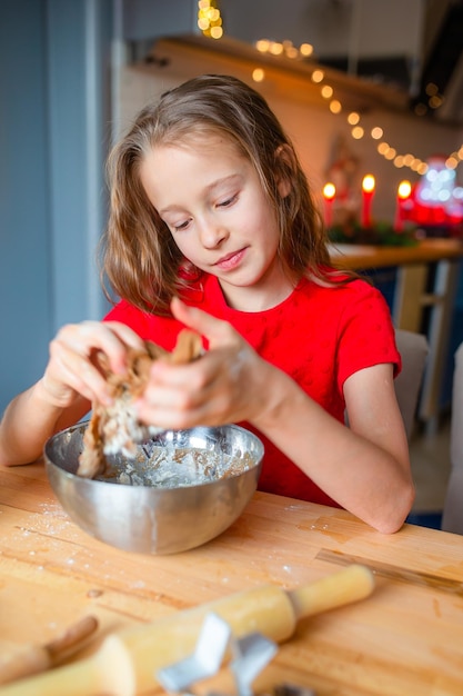 Schattig klein meisje dat peperkoekkoekjes bakt