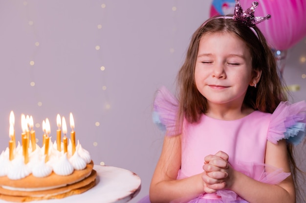 Schattig klein meisje doet een verjaardagswens