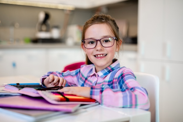 Schattig klein meisje doet haar huiswerk. onderwijs concept