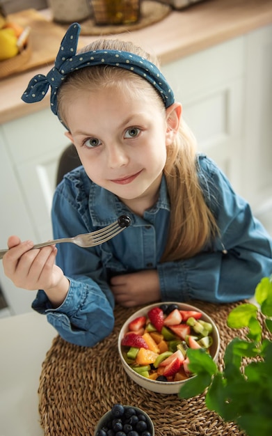 Schattig klein meisje eet fruitsalade