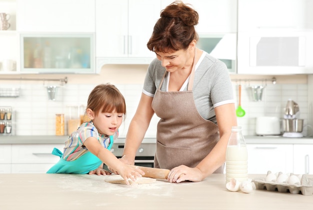 Schattig klein meisje en haar grootmoeder op de keuken