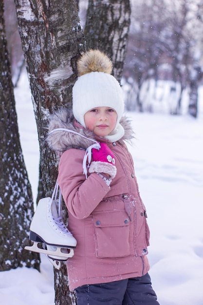 Schattig klein meisje gaat buiten schaatsen