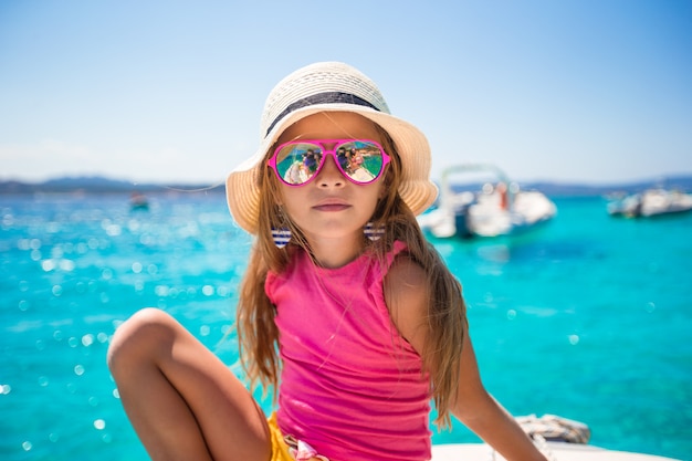 Schattig klein meisje genieten van zeilen op boot in de open zee