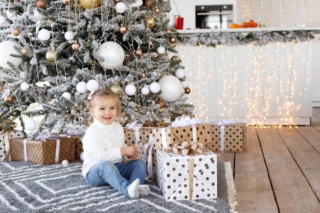 Schattig klein meisje haar kerstcadeaus openen