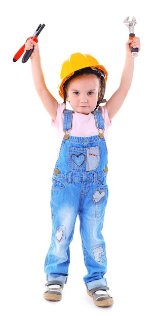 Schattig klein meisje in gele helm met structurele uitrusting geïsoleerd op een witte achtergrond