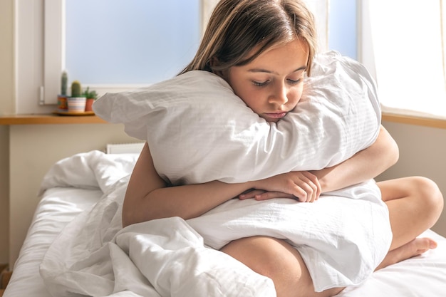 Schattig klein meisje in haar bed vroeg in de ochtend