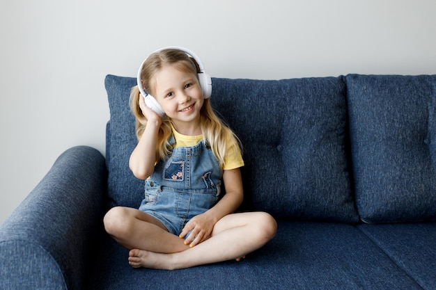 schattig klein meisje in koptelefoon chill thuis