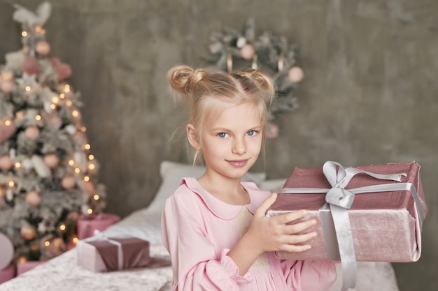 Schattig klein meisje in roze jurk met heden