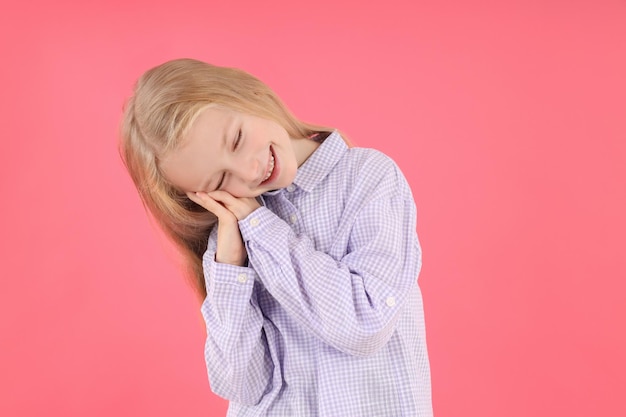 Schattig klein meisje in shirt op roze achtergrond