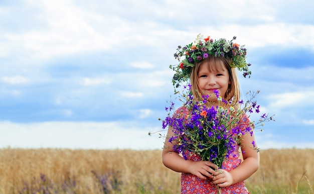 Schattig klein meisje in zomer tarweveld