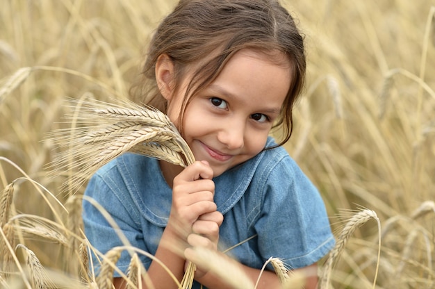 Schattig klein meisje in zomertarweveld