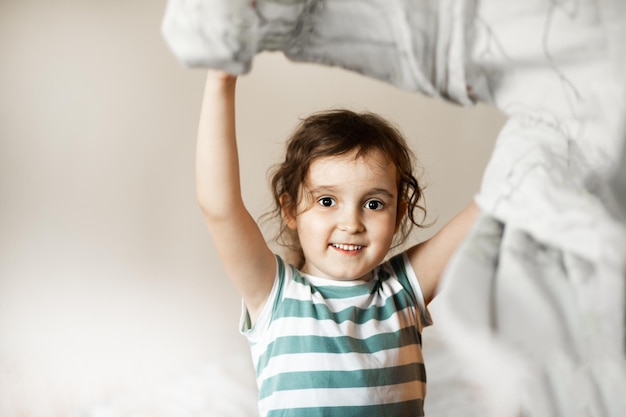 Schattig klein meisje kind kind thuis beddengoed maken