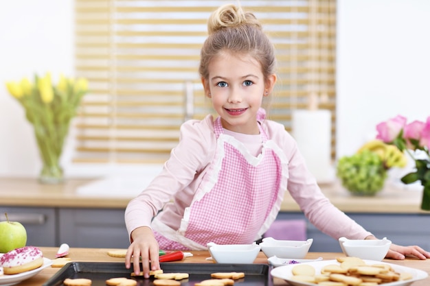 schattig klein meisje koekjes bereiden in de keuken