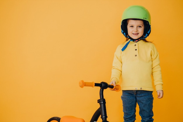 Schattig klein meisje leert fietsen