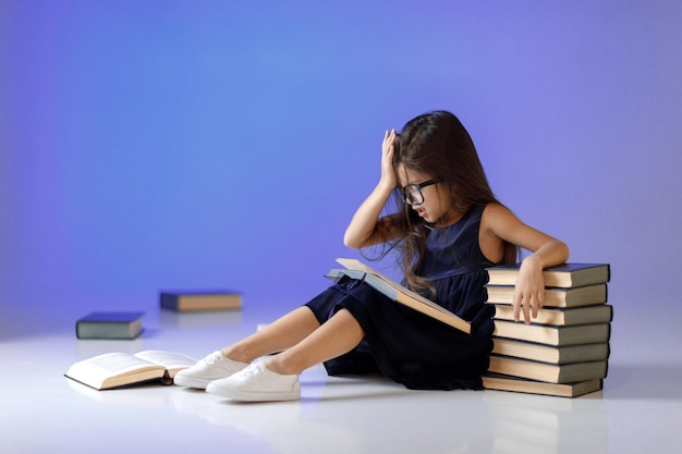 Schattig klein meisje leest een boek