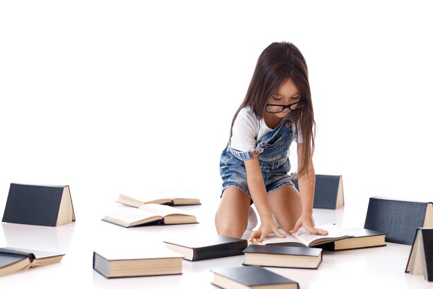 Schattig klein meisje leest een boek