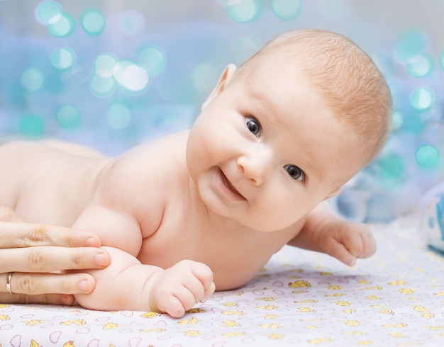 schattig klein meisje liggend op haar buik