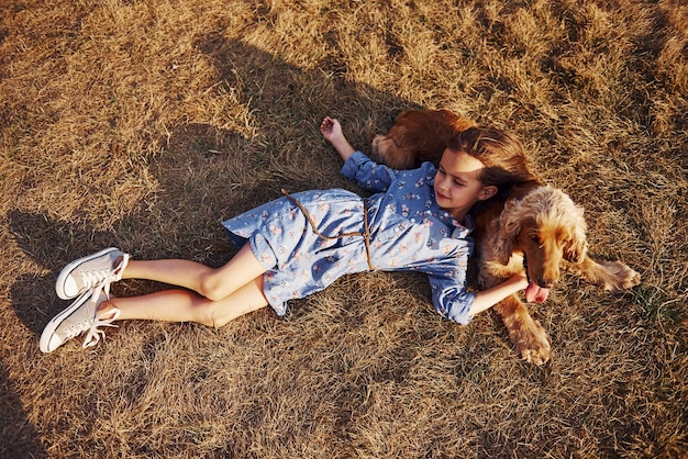 Schattig klein meisje maakt een wandeling met haar hond buiten op een zonnige dag