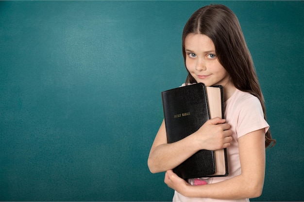 Schattig klein meisje met bijbelboek