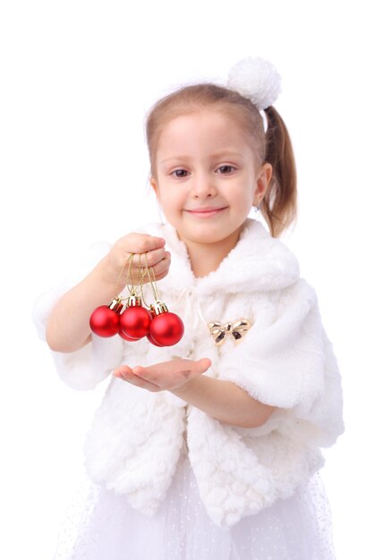 Schattig klein meisje met de nieuwjaarsballen, focus op de ballen