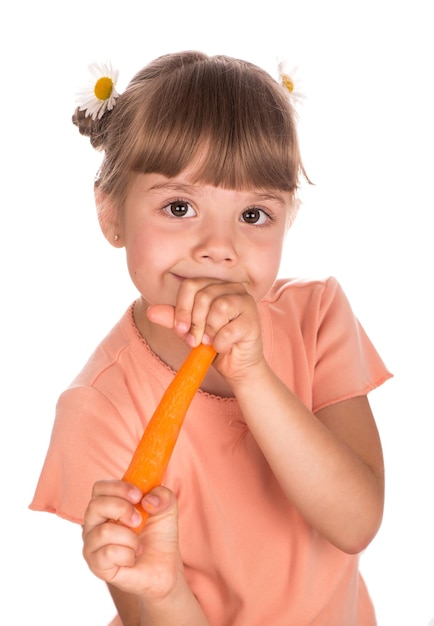 Schattig klein meisje met de wortel op een witte achtergrond