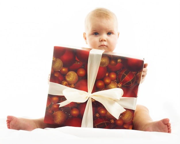 Schattig klein meisje met een grote kerstcadeau