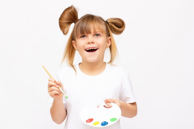 Schattig klein meisje met een penseel en verf