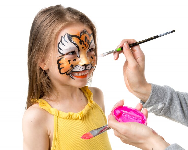 Schattig klein meisje met geschilderde gezicht