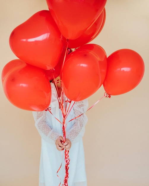 Schattig klein meisje met hartvormige ballonnen op Valentijnsdag familie liefdesgeschenken voor de vakantie