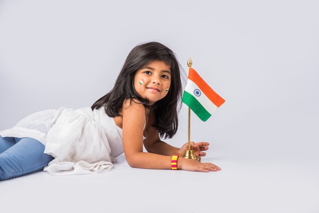 Schattig klein meisje met Indiase nationale driekleurige vlag, geïsoleerd op witte achtergrond. Geschikt voor Independence Day of Republic Day concept