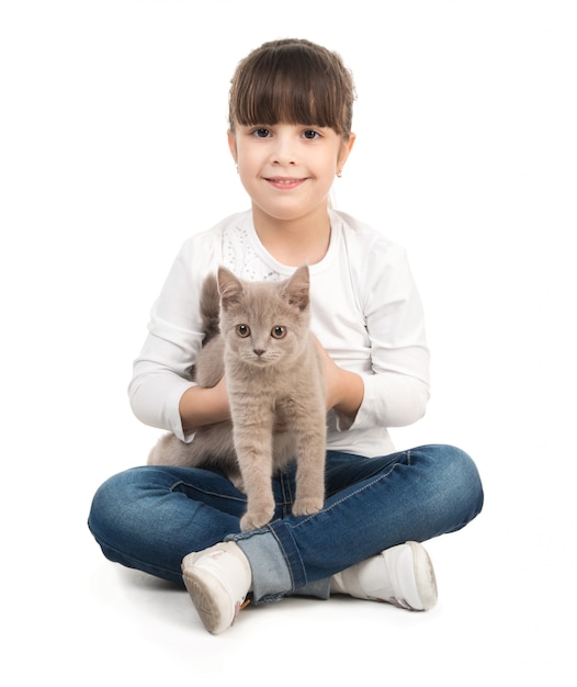 Schattig klein meisje met kat in handen