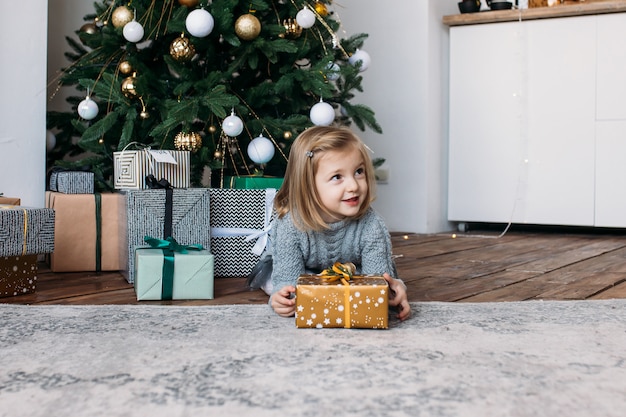 Schattig klein meisje met kerstcadeaus