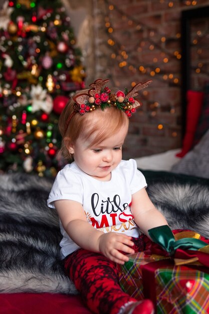 Schattig klein meisje met kerstcadeautjes