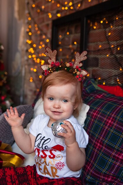 Schattig klein meisje met kerstspeelgoed