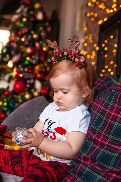 Schattig klein meisje met kerstspeelgoed