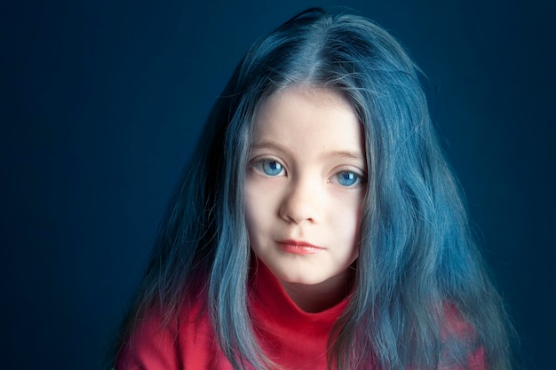 Schattig klein meisje met lang blauw haar en grote ogen