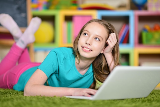 Schattig klein meisje met laptop