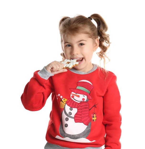 Schattig klein meisje met peperkoek kerstkoekje op witte achtergrond