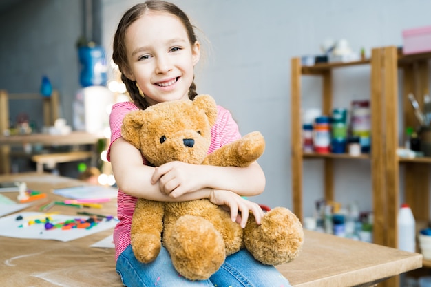 Schattig klein meisje met teddybeer