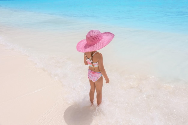 Schattig klein meisje op het strand in de badplaats