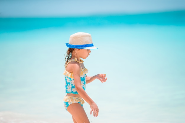 Schattig klein meisje op het strand tijdens de Caribische vakantie